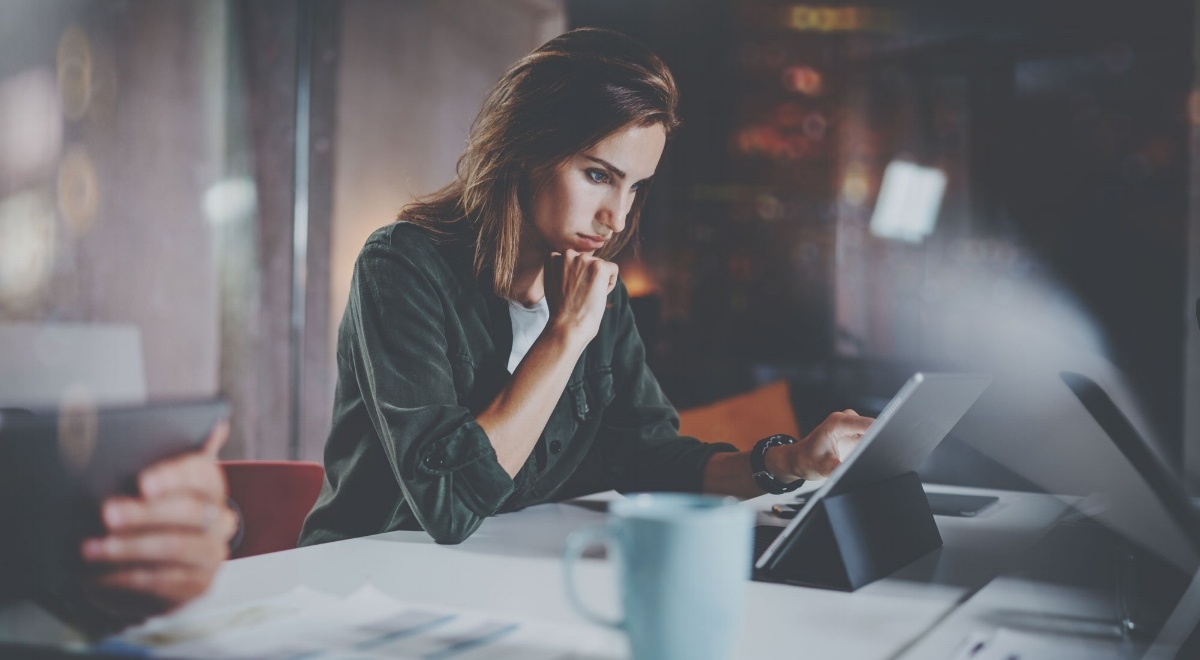 woman-working-tablet-888604-edited