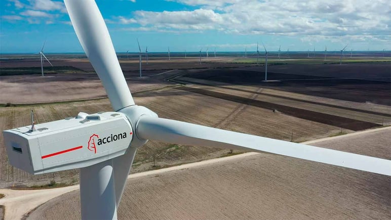 Turbina eólica con logo de Acciona en un paisaje 